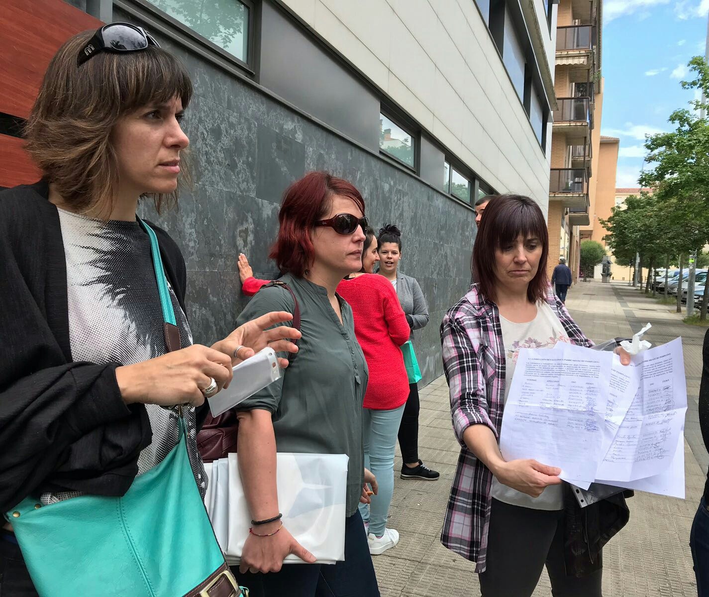 El comité de Padre Menni entrega a la dirección las firmas de apoyo recibidas de toda la plantilla