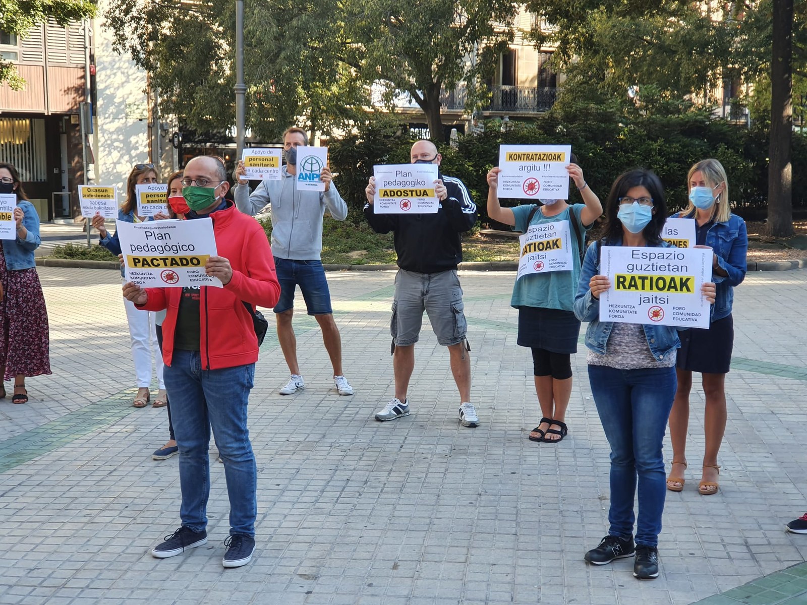 El Foro de la Comunidad Educativa se concentra ante el Parlamento de Navarra para reivindicar un regreso a las aulas pactado, saludable y presencial para todo el curso