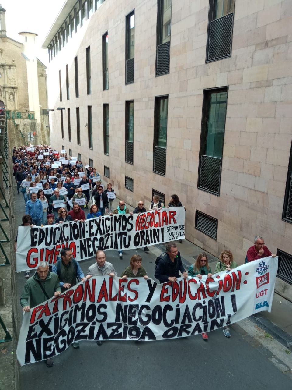 El personal de la Concertada ha exigido en las calles de Iruña un acuerdo para mejorar sus condiciones