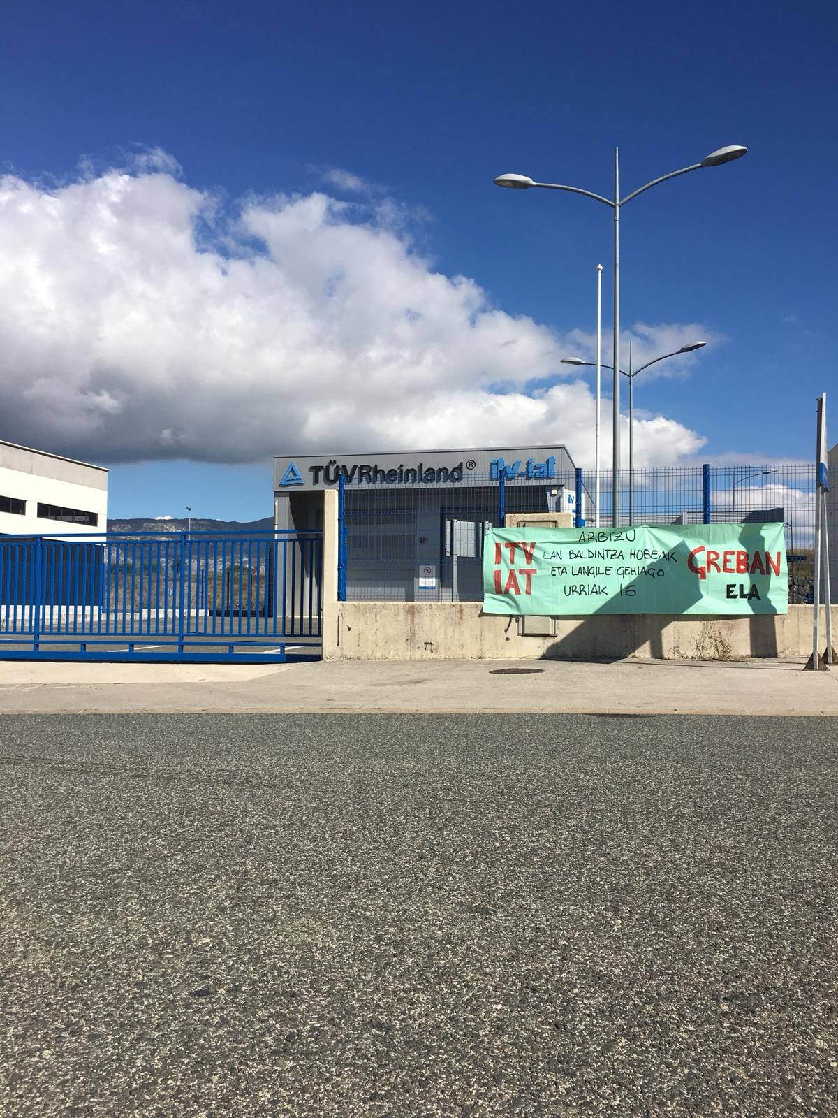 El seguimiento a la huelga en las ITV gestionadas por la empresa TUV Rheiland provoca el cierre de las instalaciones de Mercairuña y Arbizu
