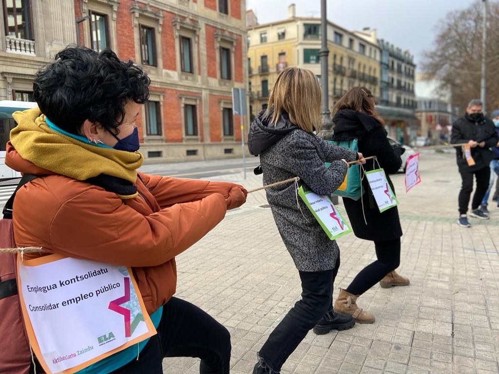 ELA denuncia ante el Parlamento de Navarra la recuperación de la financiación pública de UGT, CCOO y la Patronal, y la negativa a reformar la fiscalidad
