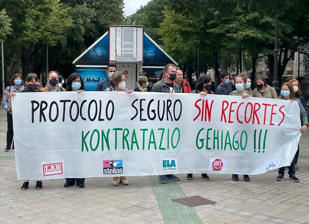 ELA junto a los sindicatos LAB, Steilas y UGT, ha denunciado en el Parlamento de Navarra el nuevo recorte impuesto a los profesores y centros de educación infantil y primaria