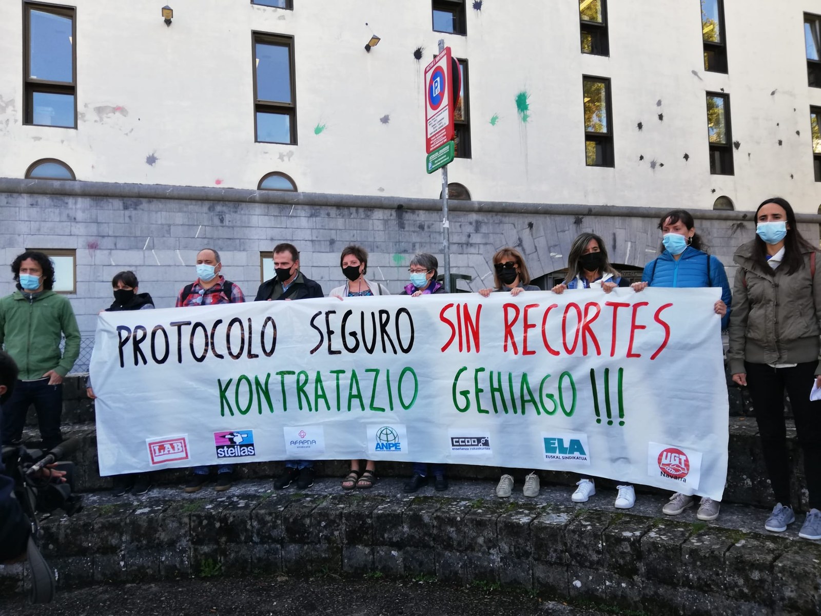 ELA, junto al resto de los sindicatos de la educación pública, entrega al Departamento de Educación el manifiesto suscrito por los centros educativos debido al malestar causado por el cambio de protocolo de organización de centros