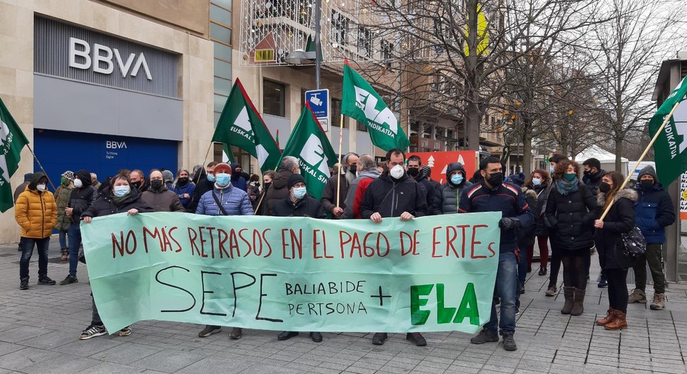 ELA se concentra en Pamplona para denunciar los retrasos del SEPE en el pago de los ERTE y exigir más medios y personal