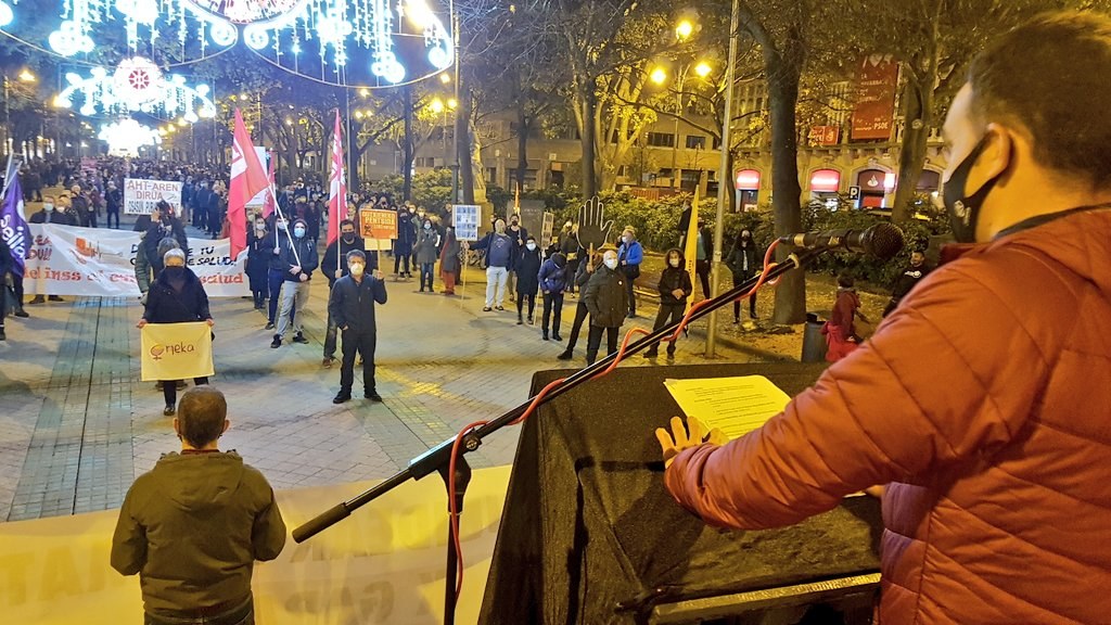 Eskubide Sozialen Kartak deituta manifestazioa handia egin da Iruñean behar sozialei aurre egingo dien aurrekontuen eta erreforma fiskalaren alde