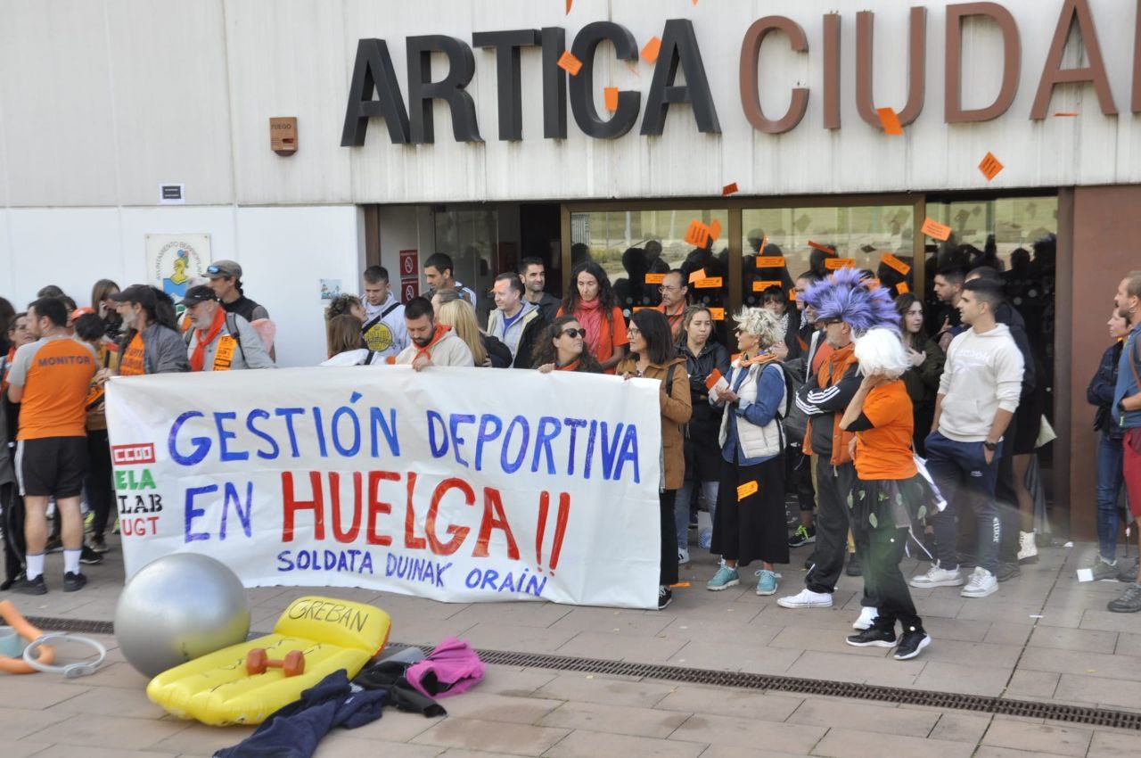 Gran seguimiento de la huelga indefinida de gestión deportiva de Navarra