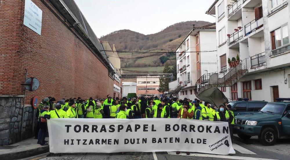 Seguimiento total el primer día de huelga indefinida en la empresa Torraspapel de Leitza