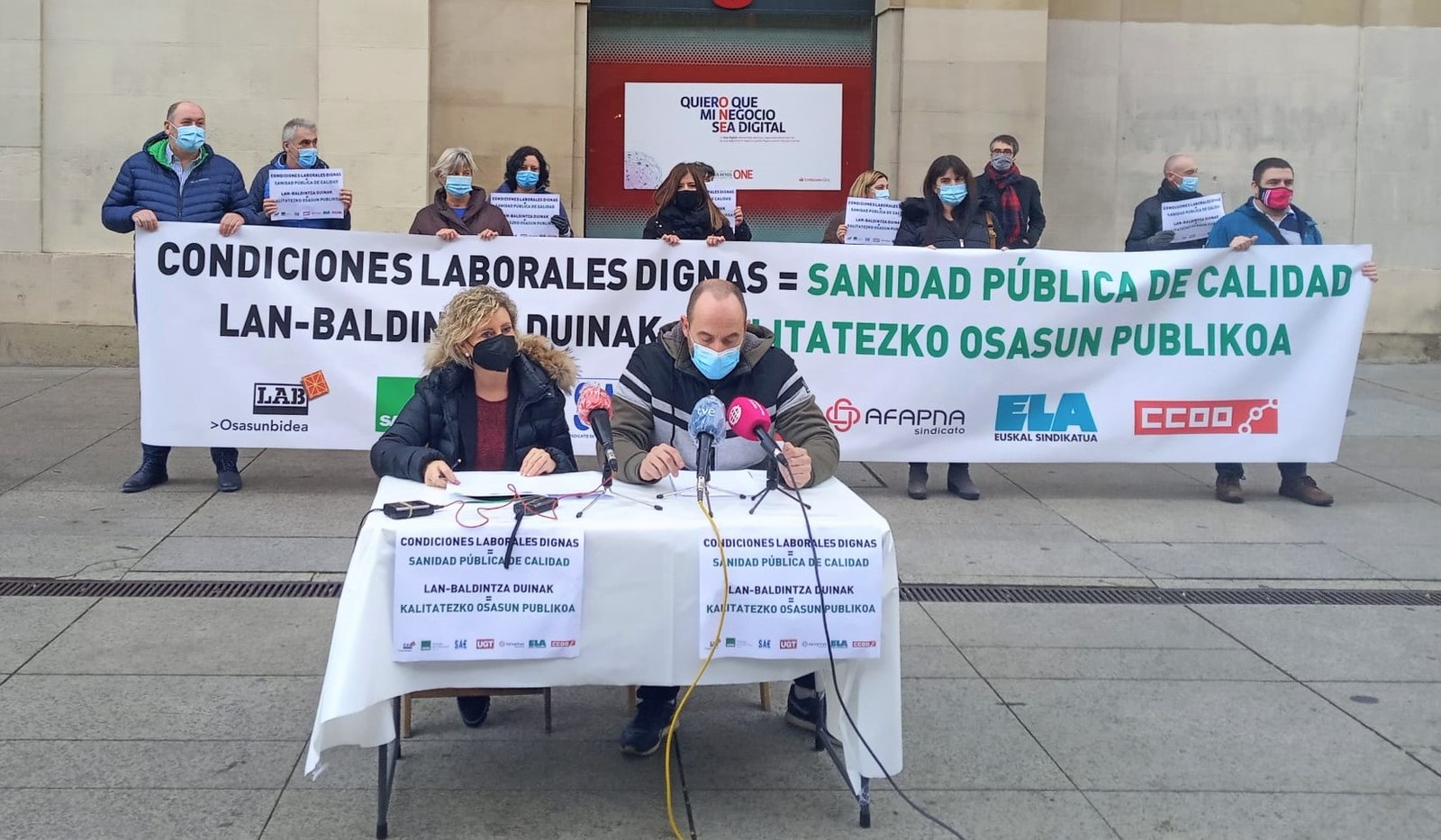 Kalitatezko osasun publikoaren eta lan-baldintza duinen aldeko aldarrikapenak egin dituzte Osasunbideako sindikatuek