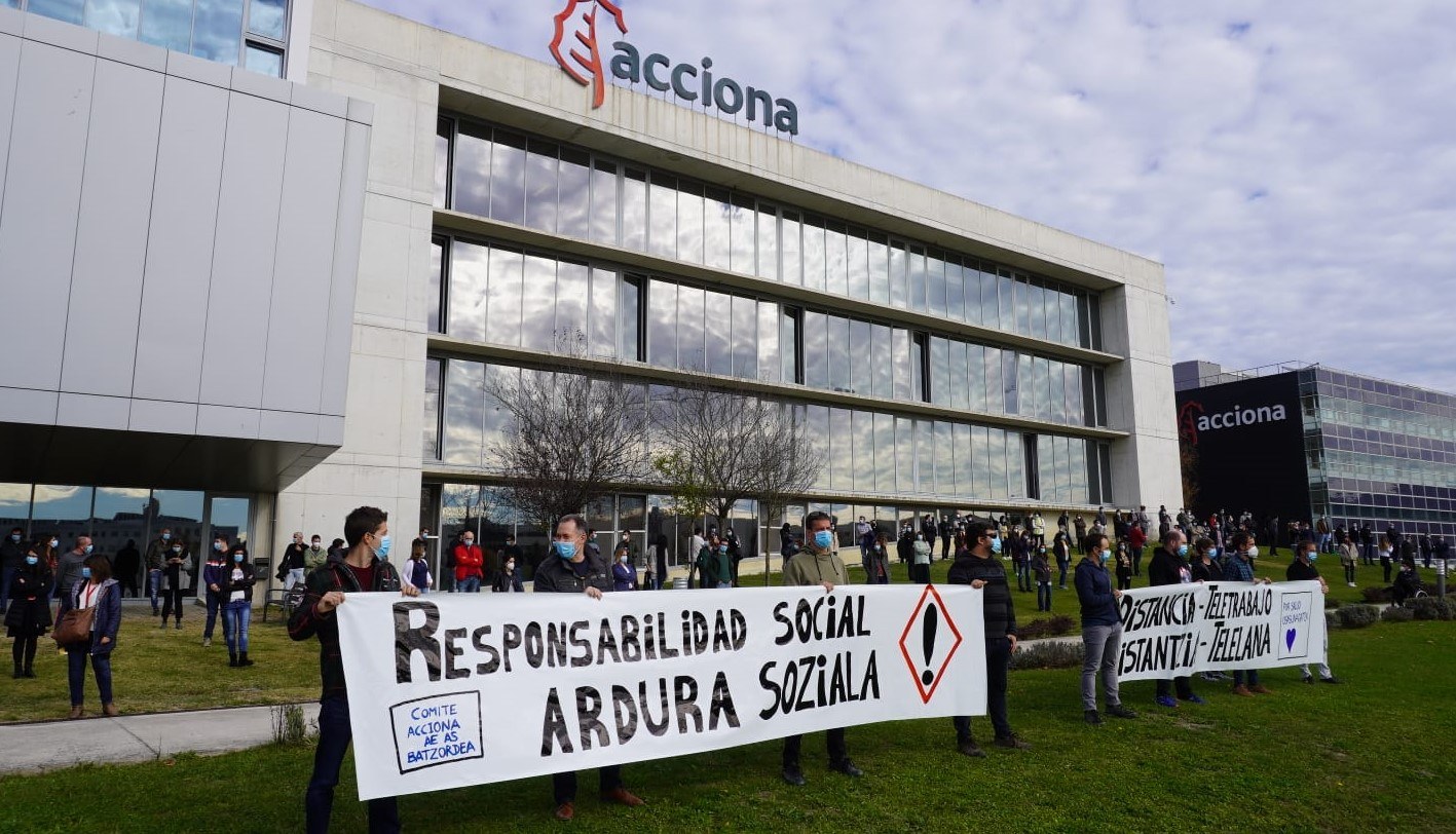 La plantilla de Acciona de Sarriguren se concentra para pedir medidas de prevención frente al Covid