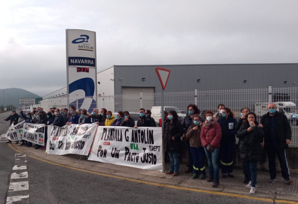 La plantilla de la empresa Grupo Antolín responde masivamente a la convocatoria de paros de 2 horas hecha por ELA, CCOO y un representante independiente por la mejora de las condicoines laborales