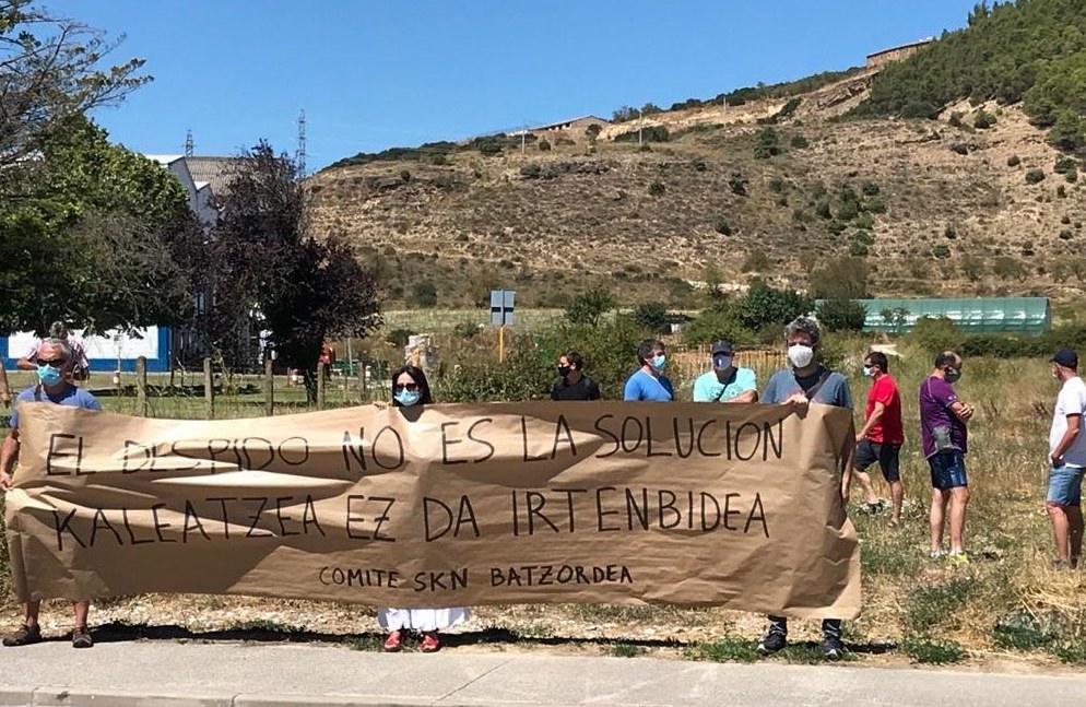 La plantilla de Smurfit Kappa Sangüesa se concentra contra el despido ejecutado por la empresa