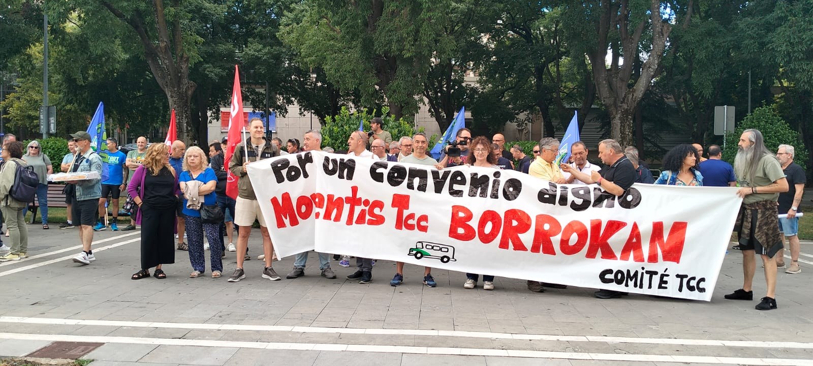 La plantilla de villavesas se concentra ante la sede de la Mancomunidad de la Comarca de Pamplona