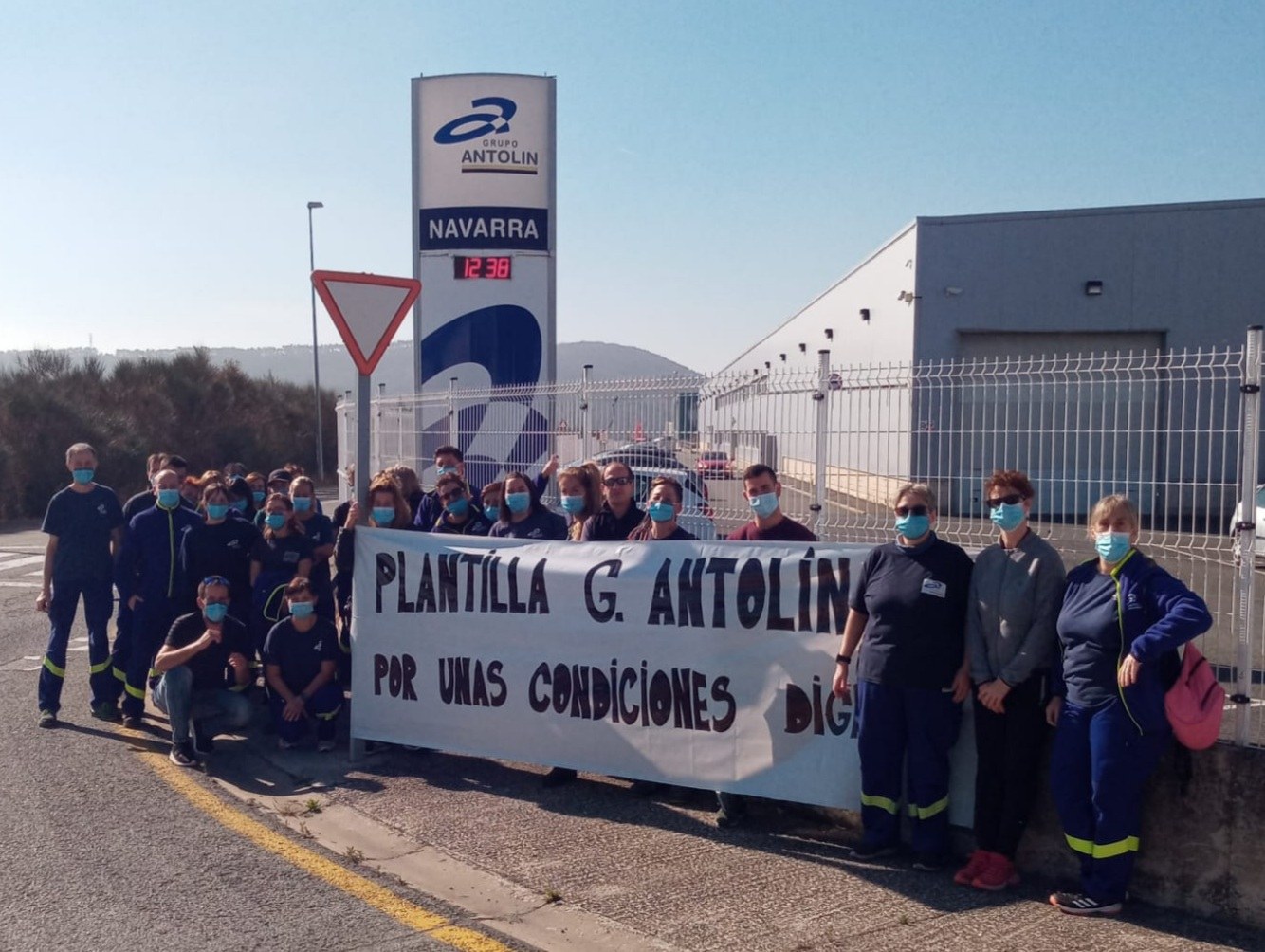 La plantilla del Grupo Antolín Navarra se concentra pidiendo unas condiciones dignas