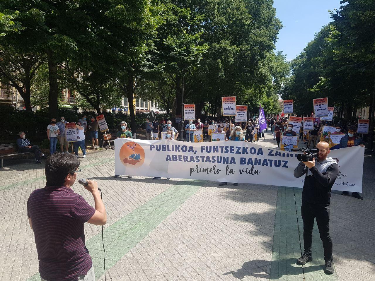 La reivindicación de priorizar la vida ha tomado hoy las calles bajo el lema "Para reforzar lo público y lo esencial, hay que repartir la riqueza”