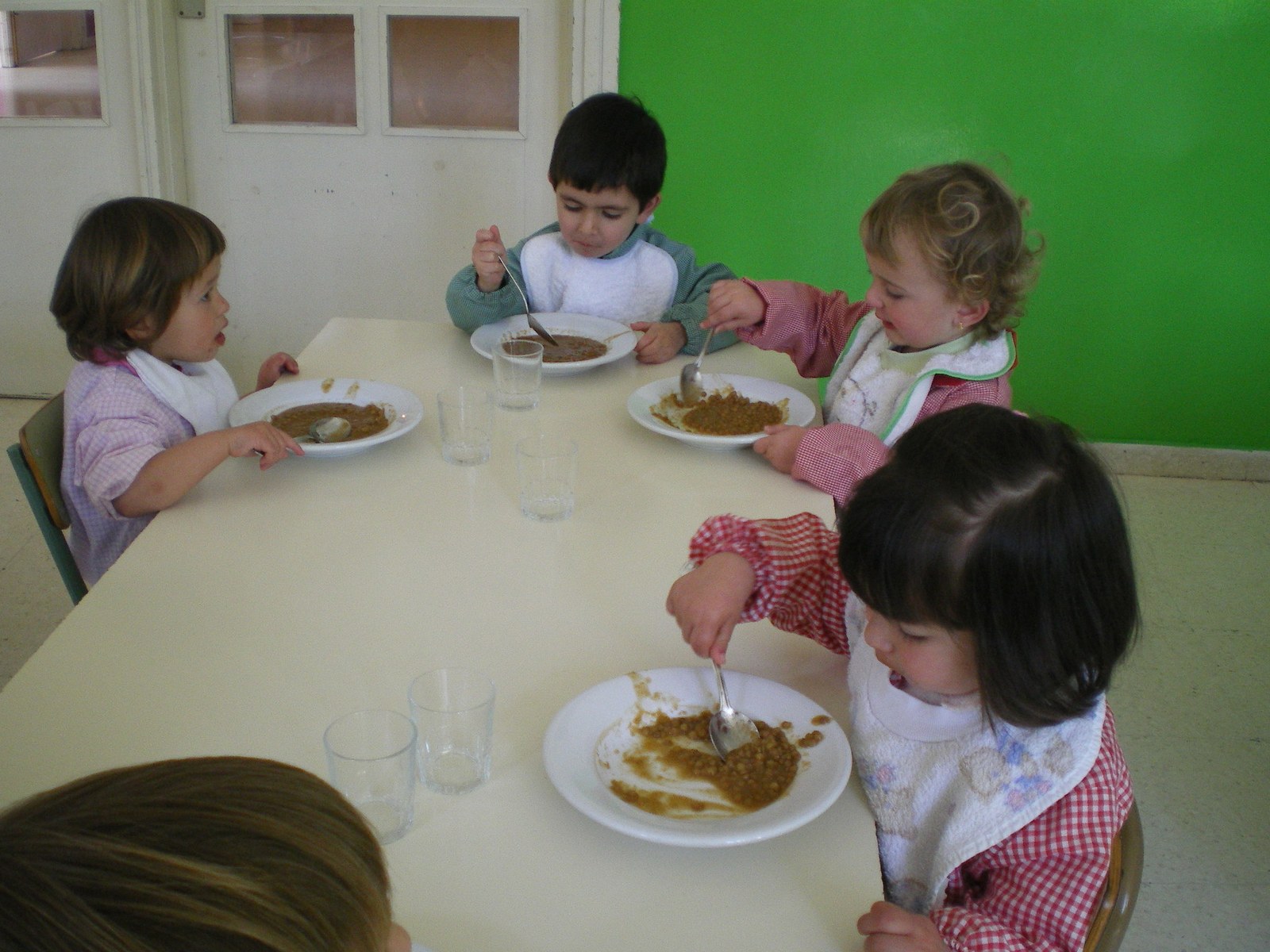 Las empresas de los comedores escolares deben proporcionar mascarillas de alta protección a sus   trabajadoras y trabajadores