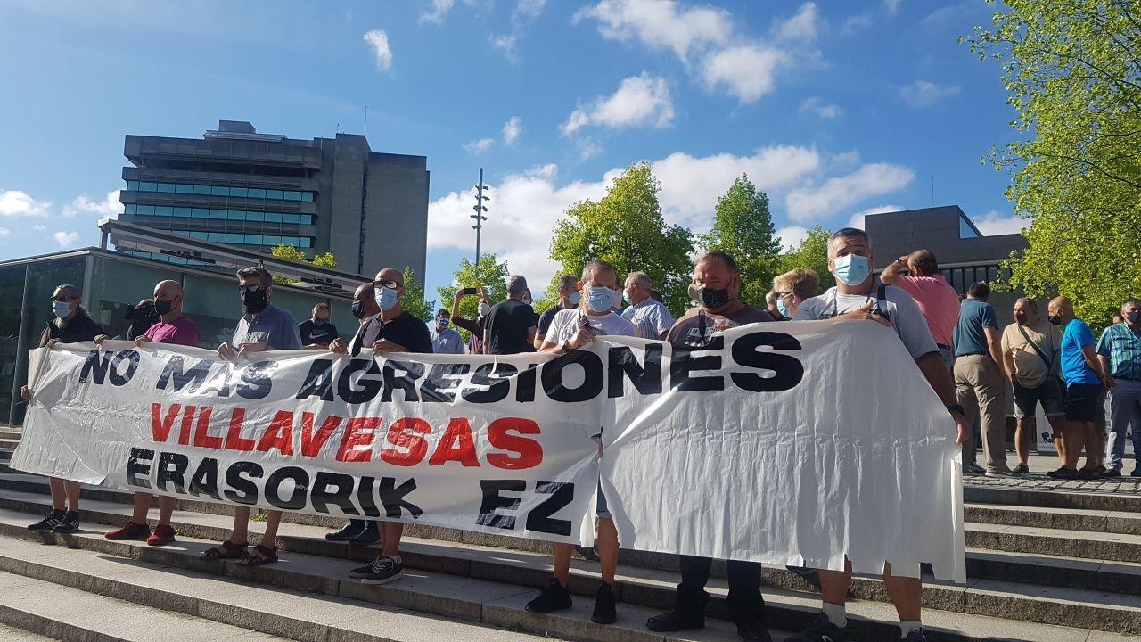 Las plantillas de TCC y taxis se concentran en protesta contra las últimas agresiones
