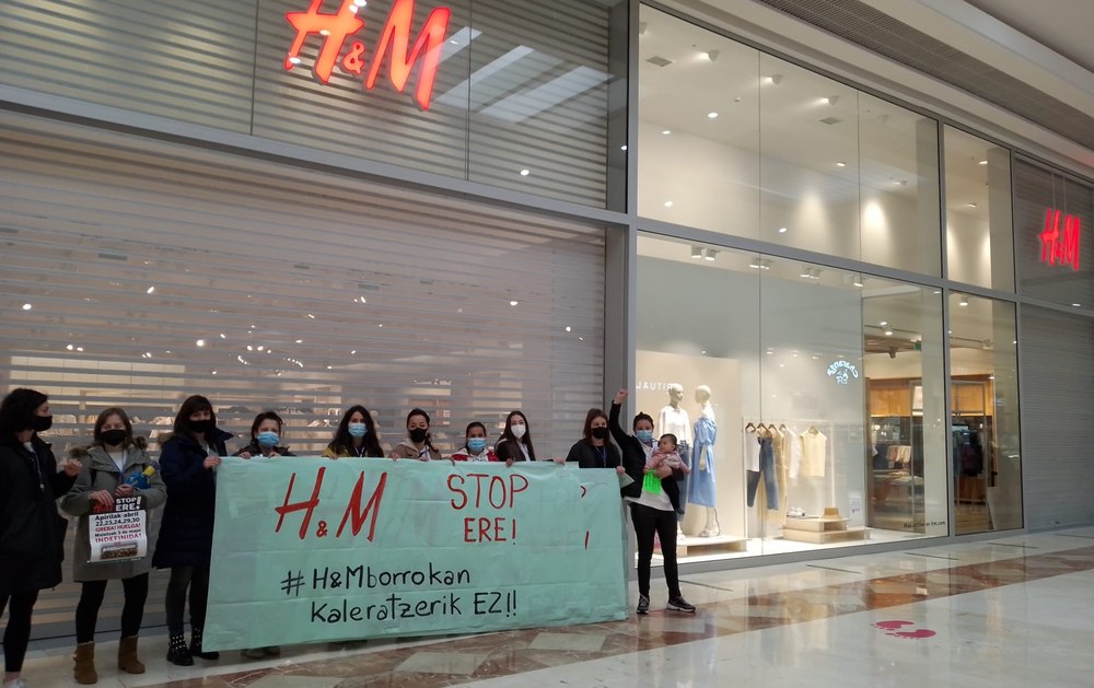 Las trabajadoras de H&M La Morea, de Pamplona, en huelga en defensa de sus puestos de trabajo