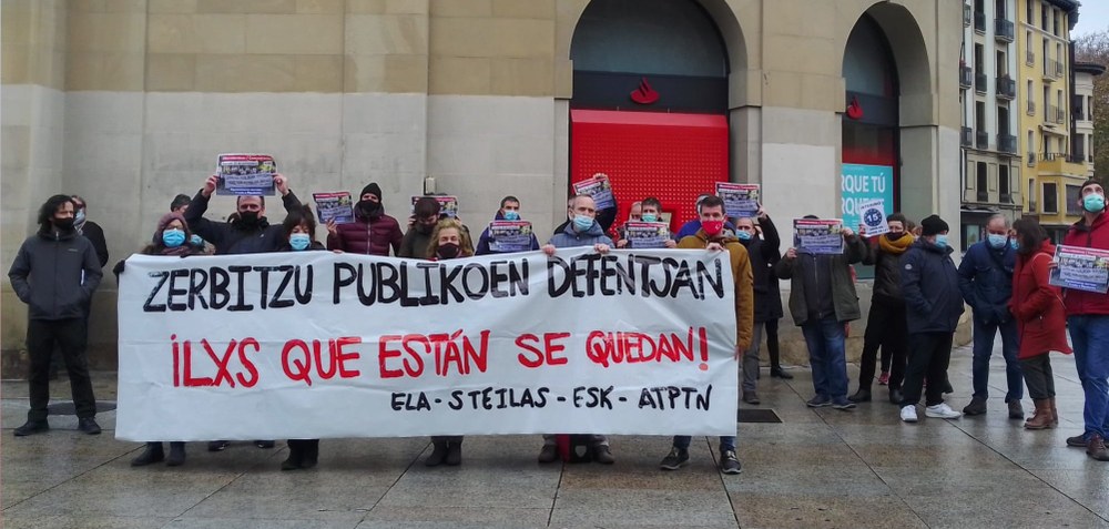 Los sindicatos ELA, STEILAS y ESK, junto a la plataforma de interinos ATPTN, se han concentrado hoy frente a Palacio de Navarra