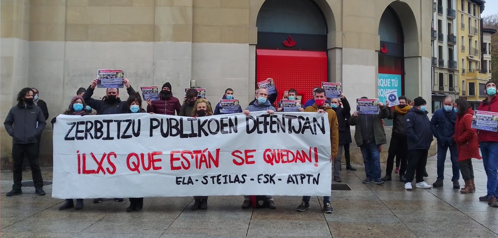 Los sindicatos ELA, STEILAS y ESK, junto a la plataforma de interinos ATPTN, se han concentrado hoy frente a Palacio de Navarra