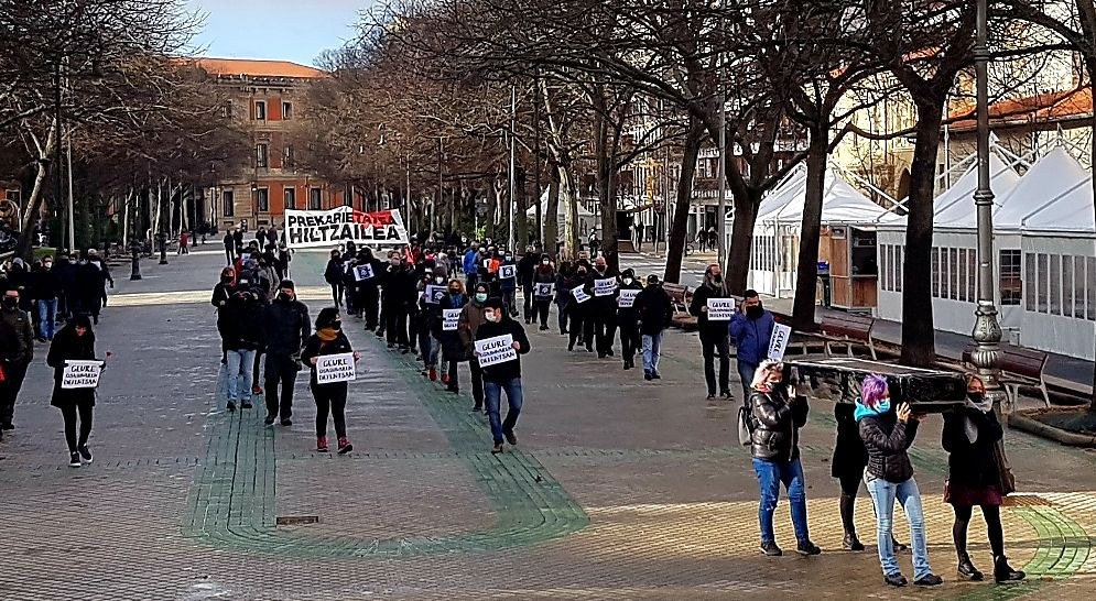 Manifestación para denunciar ante el Gobierno de Navarra que la precariedad mata y enferma