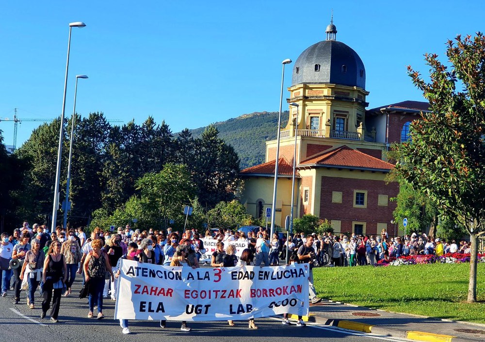 Manifestación para exigir la negociación del primer convenio sectorial de Centros de la Tercera Edad de Navarra