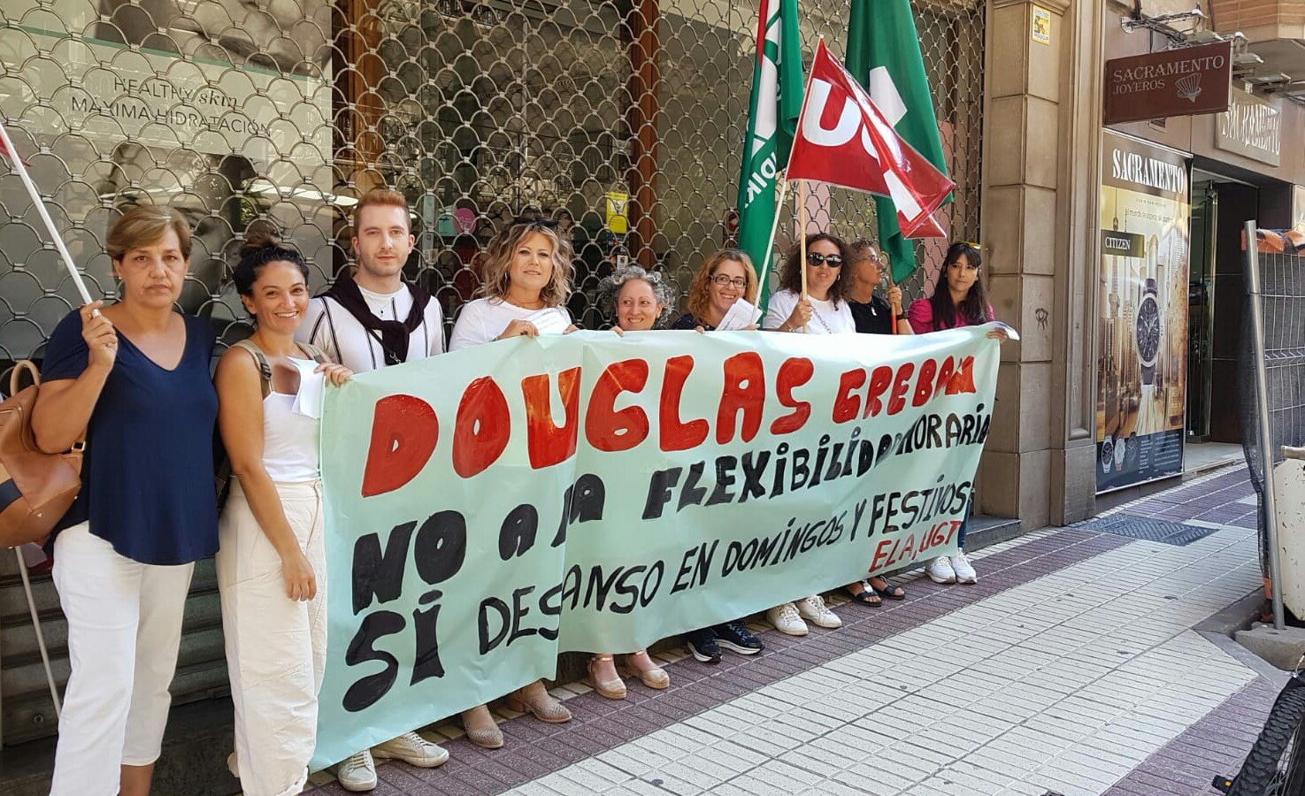 Más del 75% de las trabajadoras secundan el primer día de huelga en perfumerías Douglas