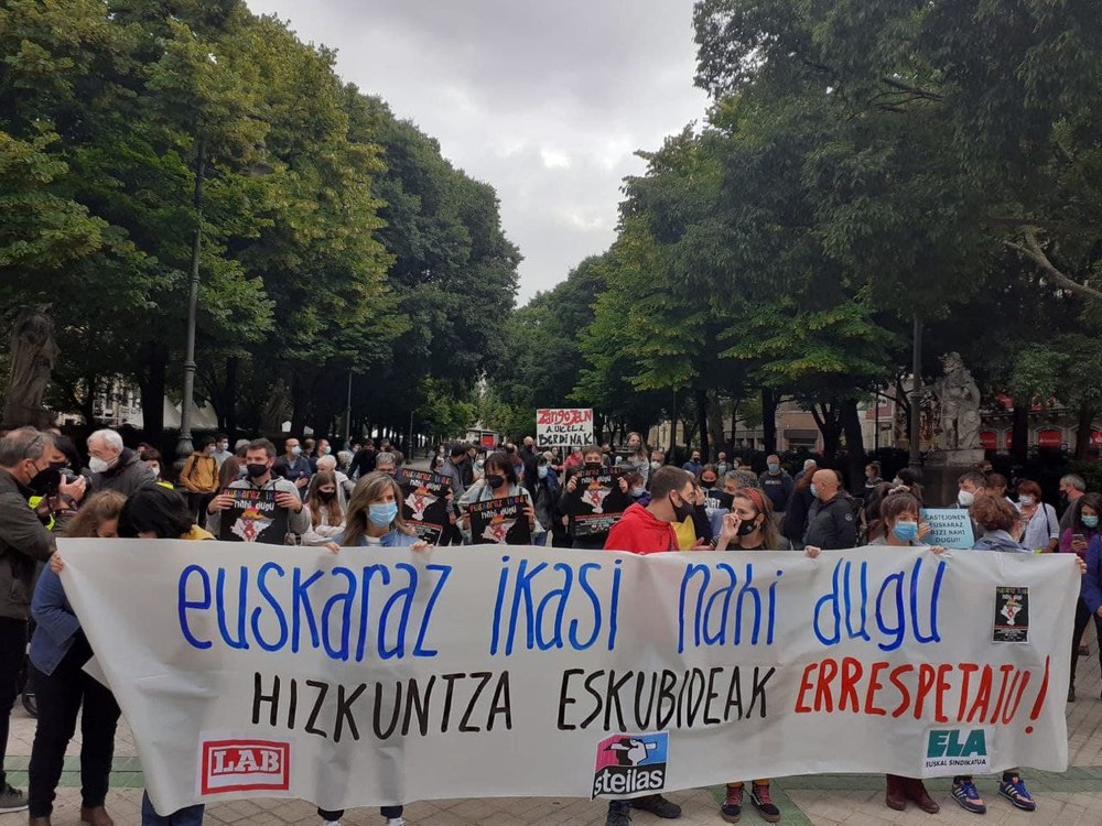 Numerosa concentración a favor del derecho a vivir en euskera