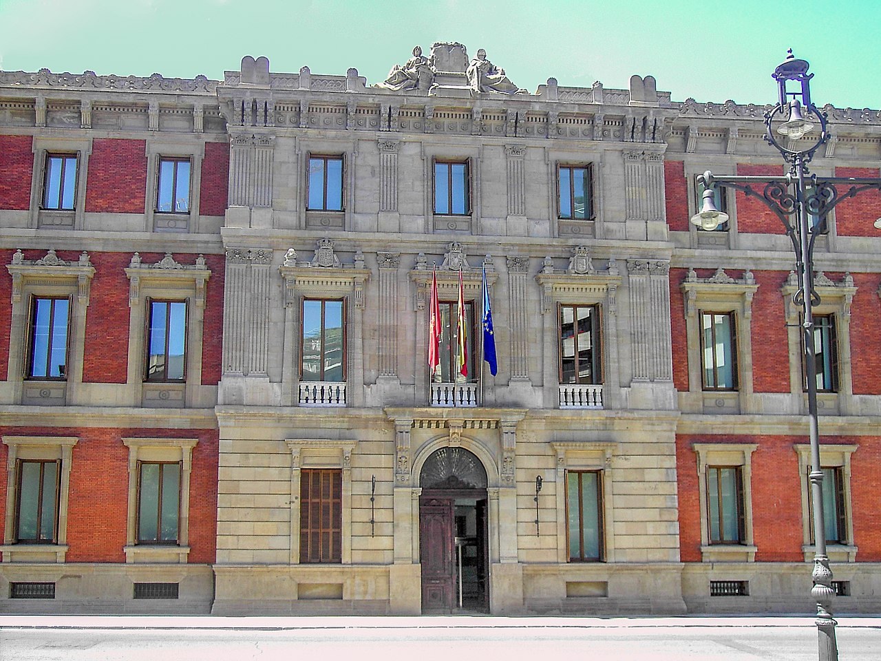 PSN, Geroa Bai, Podemos, EH Bildu e Izquierda Ezkerra recuperan la financiación de UGT, CCOO y la CEN a cargo de los presupuestos de Navarra