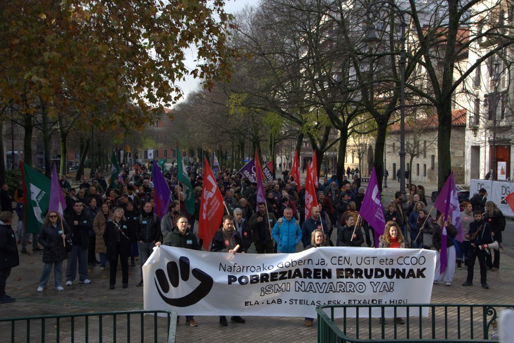 Representantes sindicales unen Gobierno y Parlamento con una cadena humana por un Salario Mínimo navarro