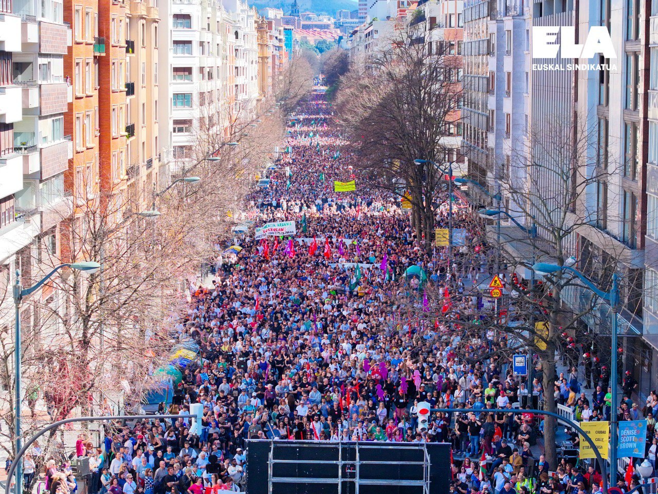 105.000 personas por el SMI en las calles de Hego Euskal Herria