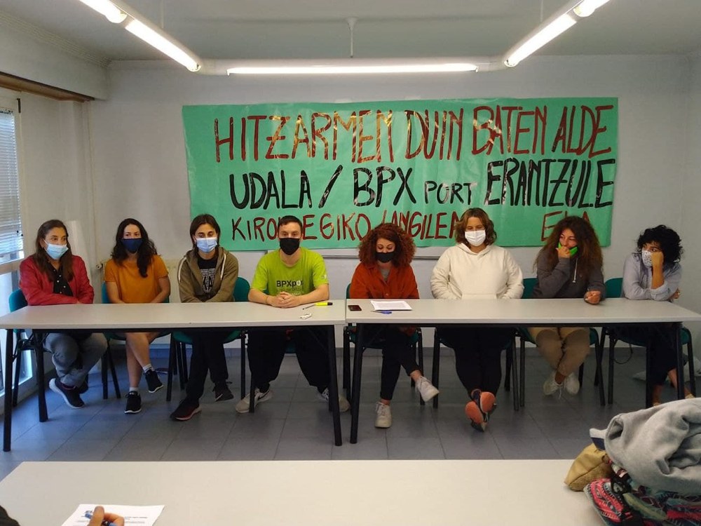 13, 14, 18 y 19 de octubre, huelga de la plantilla del polideportivo de Zarautz en defensa del convenio y contra los recortes