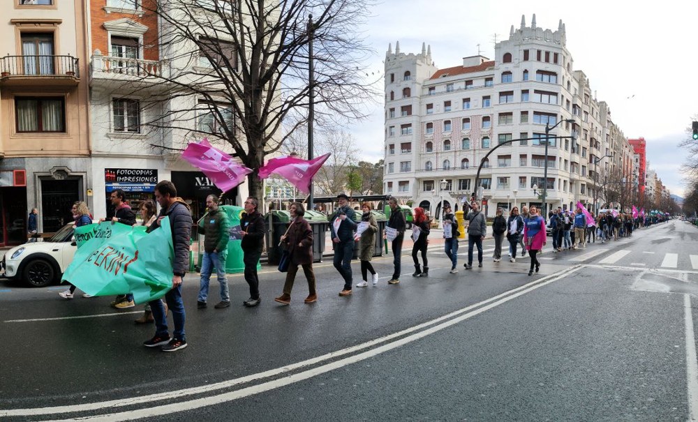 300 representantes de ELA forman una cadena humana para mostrar su desacuerdo con el anteproyecto de ley