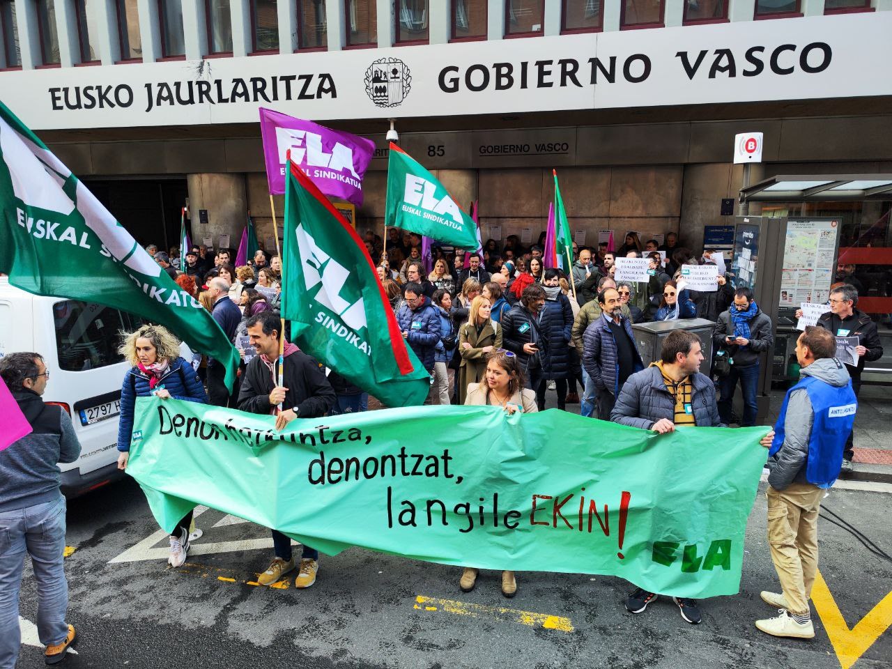 300 representantes de ELA forman una cadena humana para mostrar su desacuerdo con el anteproyecto de ley