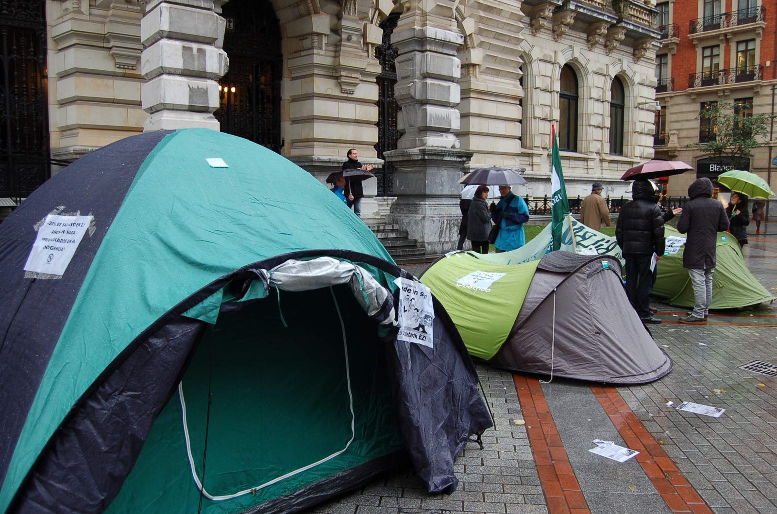 Acampada contra los recortes en la Diputación de Bizkaia