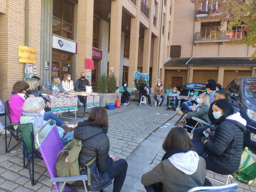 Acampada de la plantilla del Hospital Aita Menni, de Arrasate, durante la nueva jornada de huelga en defensa del convenio