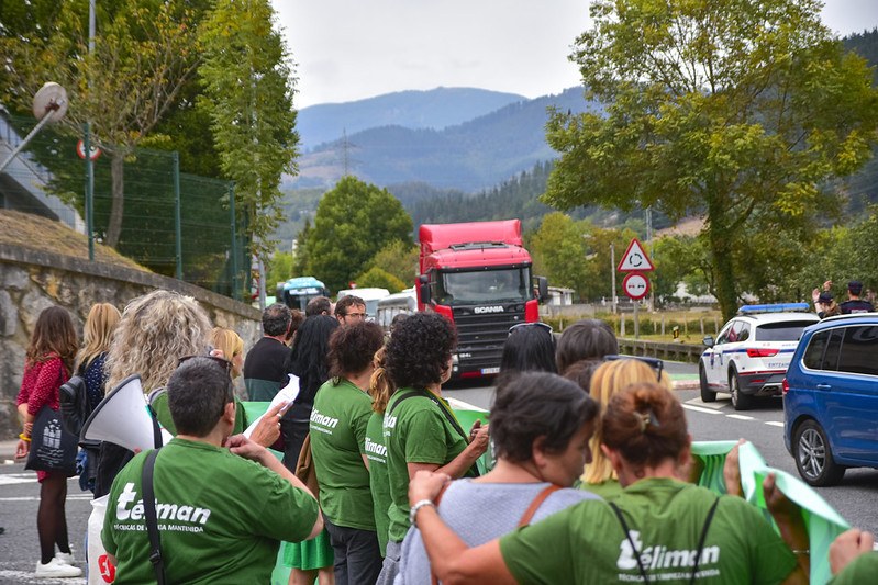 Acampada de las trabajadoras del servicio de limpieza de Teliman subcontratadas por Irizar en defensa del convenio