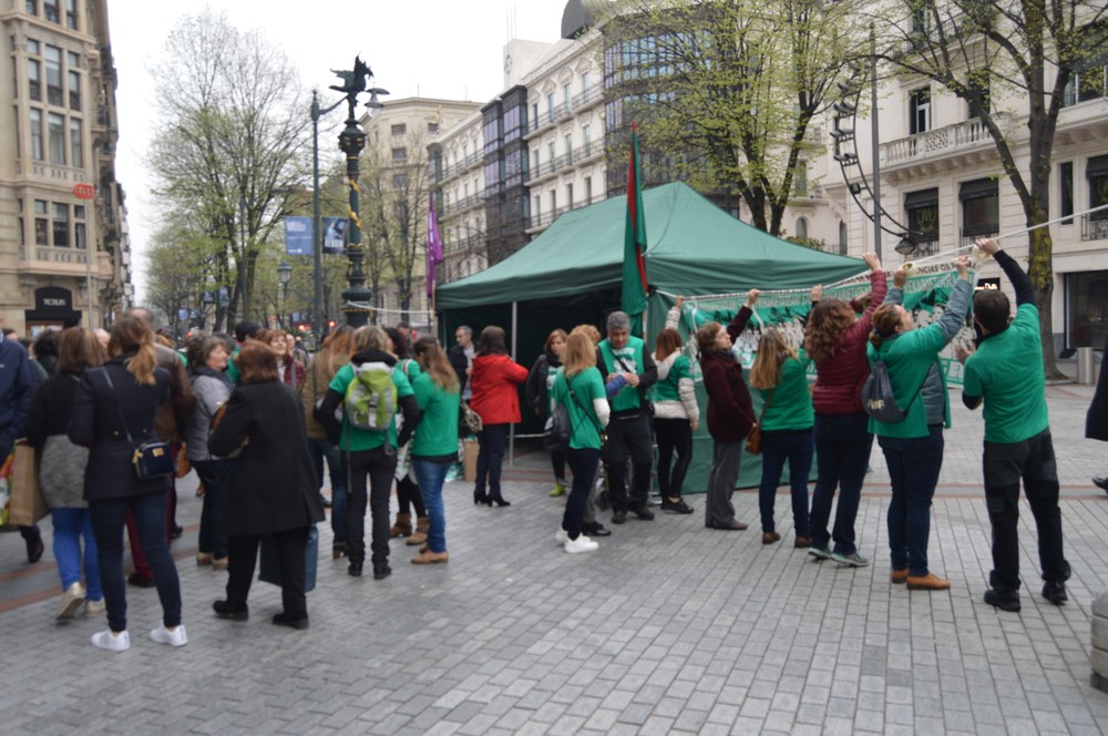 Acampan frente a la Diputación por unas condiciones y calidad asistencial dignas en las residencias de Bizkaia