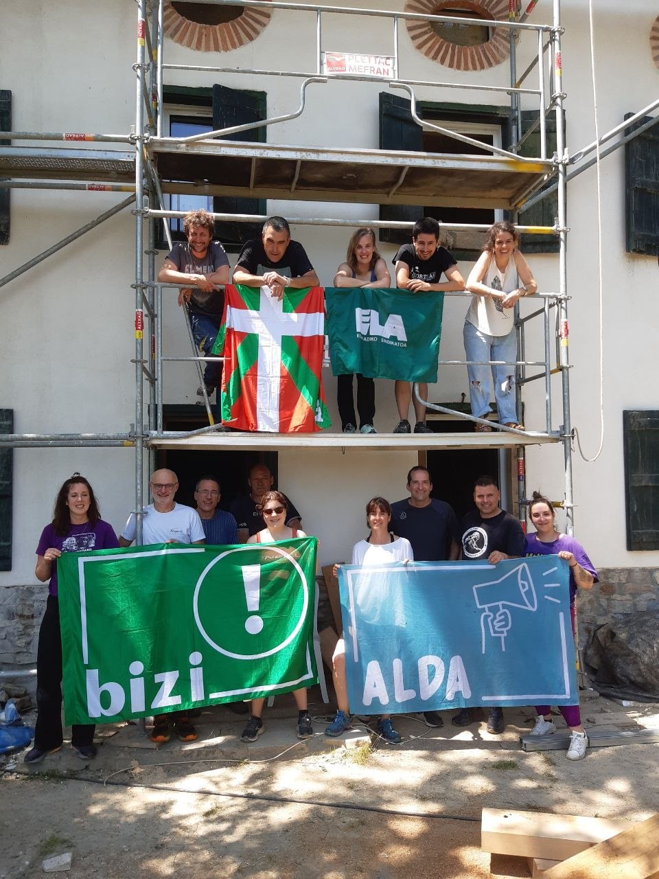 Militantes de Alda, Bizi y ELA rehabilitan en auzolan la casa Leku Eder de Beskoitze