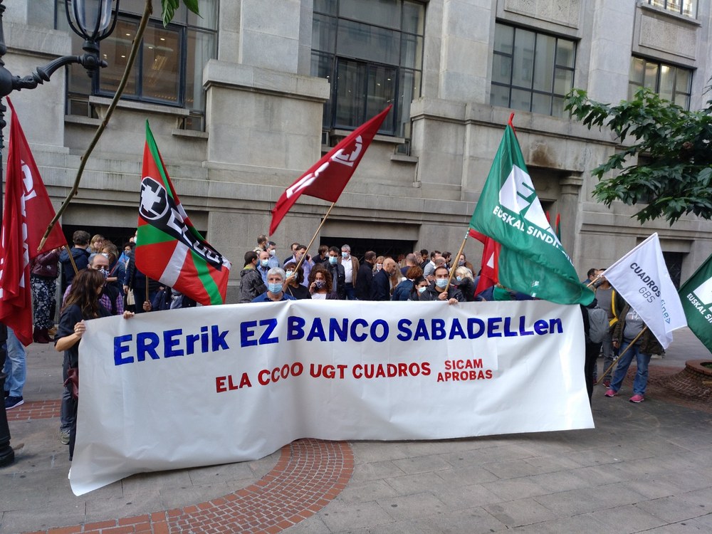 Amplio seguimiento de la primera jornada de huelga en el Banco Sabadell