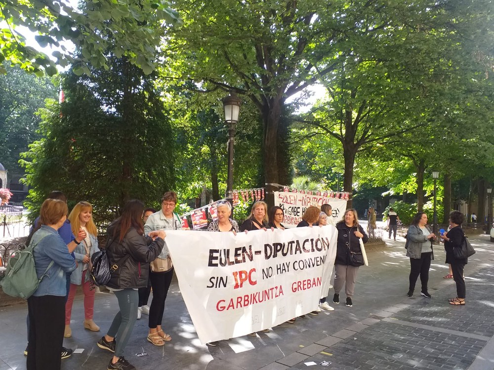 Amplio seguimiento del primer día de huelga indefinida de las trabajadoras de Eulen que limpian los edificios y locales de la Diputación de Gipuzkoa