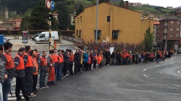 Cadena humana contra el cese de la actividad de Arcelor Mittal Zumarraga
