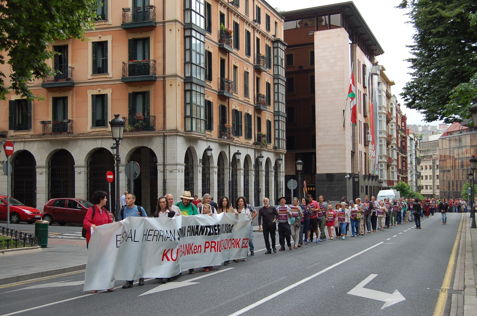 Cadena humana contra la privatización de Kutxabank