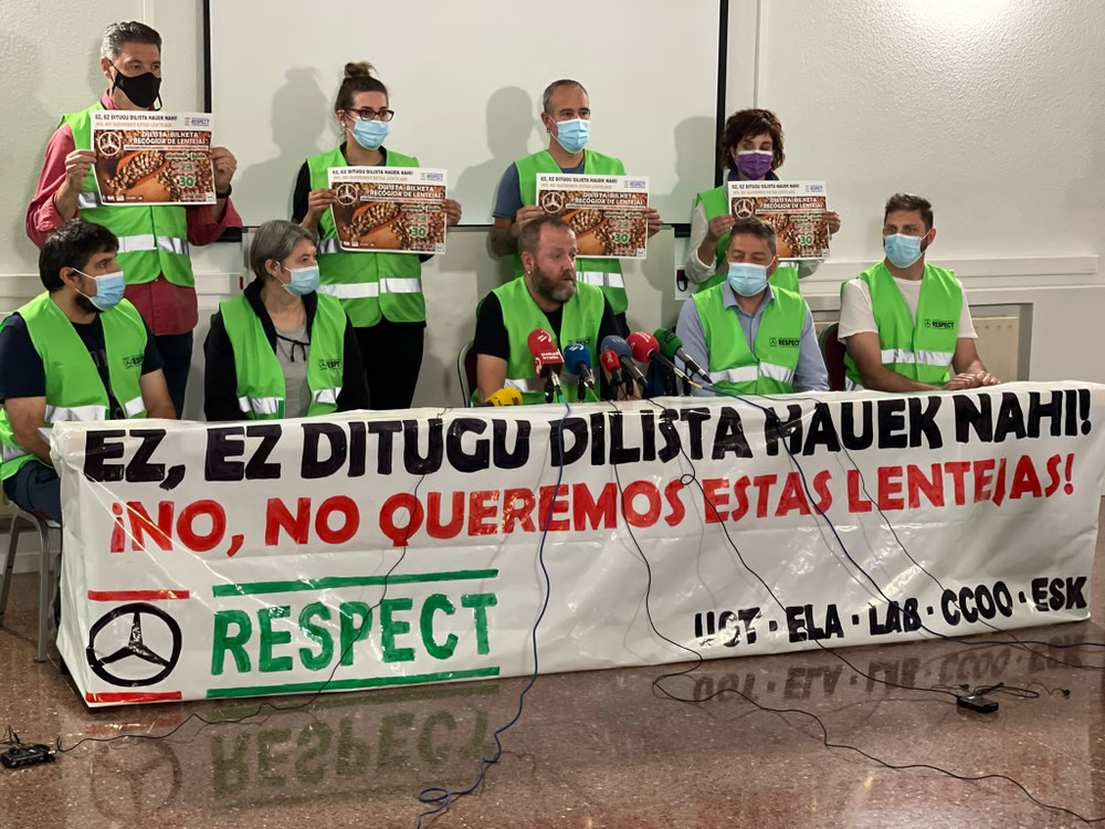 Campaña simbólica de recogida de lentejas en Mercedes-Benz para denunciar la actitud antinegociadora de la dirección