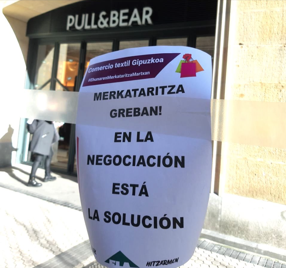 Campanas reivindicativas y uvas en Donostia, como parte de la huelga del Textil de Gipuzkoa