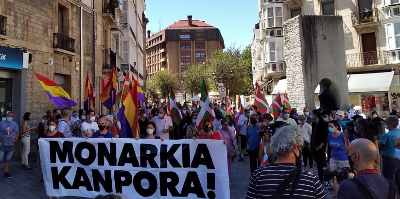 Cientos de personas se manifiestan bajo el lema 'Monarkia kanpora' Cientos de personas se manifiestan bajo el lema 'Monarkia kanpora'