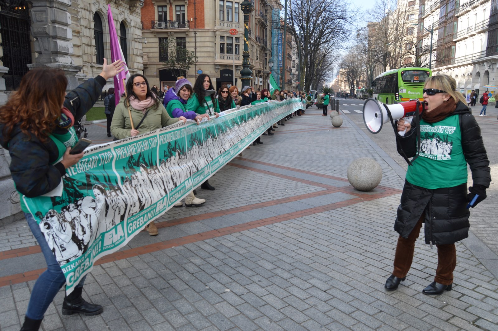 Con la patronal y la Diputación desaparecida, las residencias de Bizkaia siguen en huelga