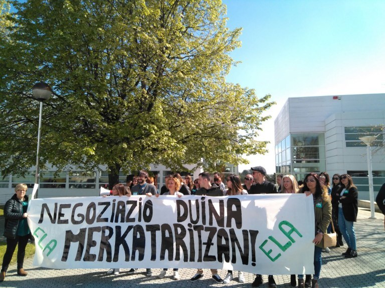 Concentración ante Adegi en defensa del convenio de Comercio de Gipuzkoa