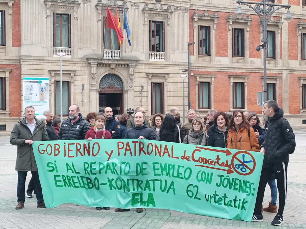 Concentración ante el Parlamento, convocada por ELA, para denunciar que el Departamento de Educación y las patronales quieren eliminar el contrato de relevo