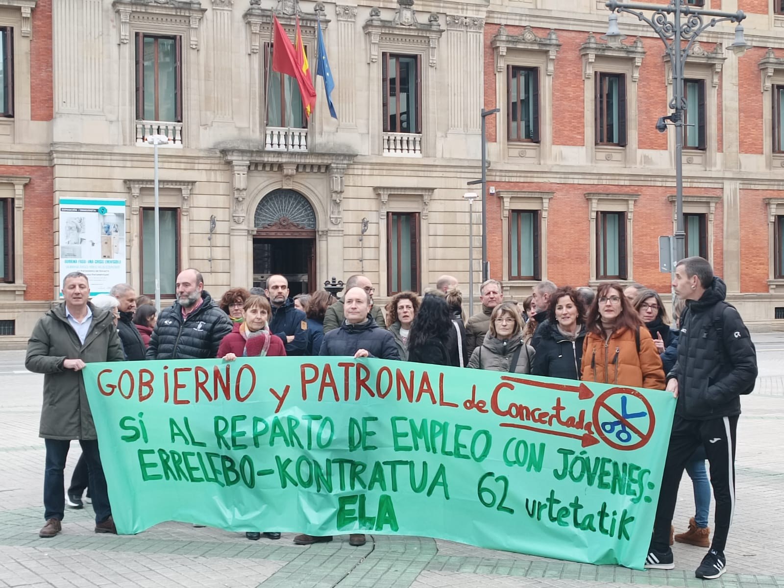 Concentración ante el Parlamento, convocada por ELA, para denunciar que el Departamento de Educación y las patronales quieren eliminar el contrato de relevo Concentración ante el Parlamento, convocada por ELA, para denunciar que el Departamento de Educación y las patronales quieren eliminar el contrato de relevo