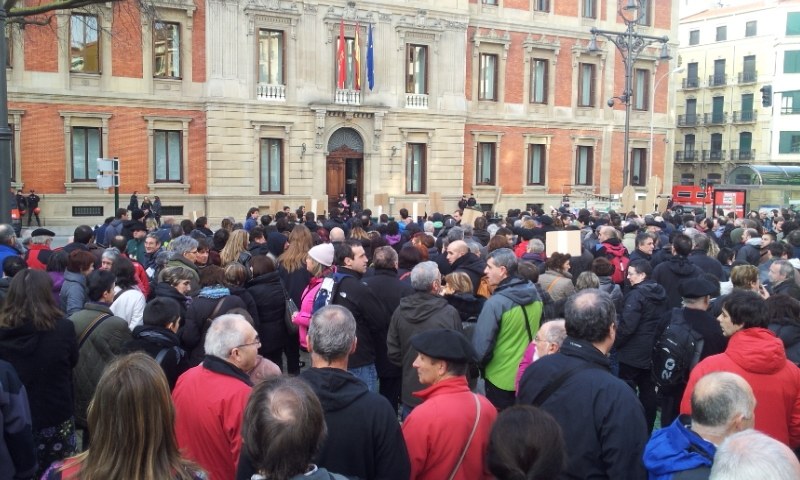 Concentración ante el Parlamento de Navarra
